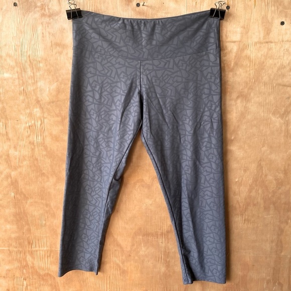 Onzie Gray Geometric Patterned Capri Leggings - Picture 1 of 9